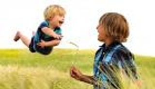 بالصور.. قصة الطفل الطائر مريض متلازمة "داون"