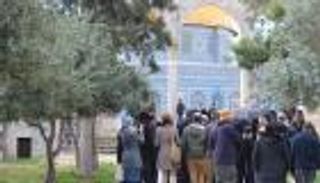 مستوطنون يهود يوزعون سترات عليها شعارات تدعو لهدم "الأقصى"