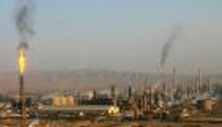 النفط ينهي 2015 في أجواء متشائمة وسط مخاوف من تخمة المعروض