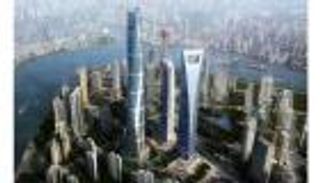 الصين تُسرع وتيرة خفض اليوان وتوقِف تداول الأسهم مع تراجع الأسعار