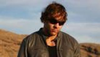 دين أمبروز يهوى ركوب الدراجات فى الصحراء والجبال