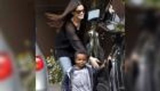 ساندرا بولوك تتبنى طفلة بعد رعايتها سرًّا 3 سنوات