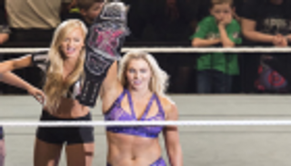 تشارلوت تهزم نتاليا وتحتفظ ببطولة الديفاز