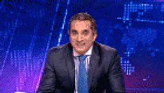 باسم يوسف ساخرًا من ملابس ممثلة: متنكرة في صورة كنبة