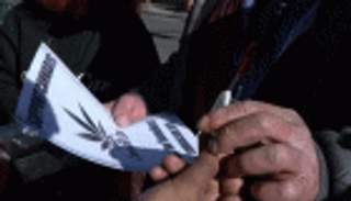 فيديو .. ماريجوانا هدايا للمشردين في عيد الميلاد