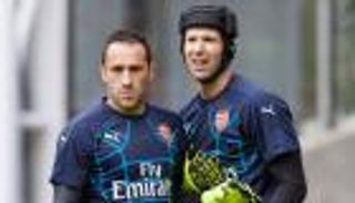 فينجر يحفز تشيك ويصف منافسه بالعالمي