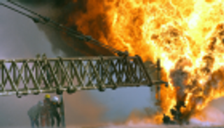 انفجار في موقع يحوي ألفي برميل نفط بالجابون