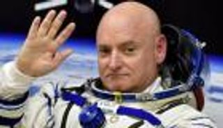 صاحب أطول مهمة فضائية: العودة للأرض "كالعسل المر"