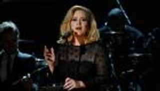 "أديل" تفتتح أولى حفلاتها في لندن ضمن جولتها العالمية