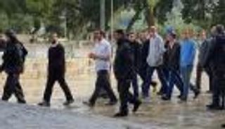 عشرات المستوطنين يقتحمون الأقصى بحراسة شرطة الاحتلال