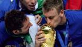 دي روسي يدفن الميدالية الذهبية لمونديال 2006