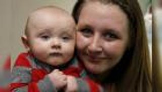 أُم تُشرِك طفليها في تعاطي المخدرات!