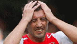 انتكاسة جديدة تطيل مدة غياب كازورلا عن أرسنال