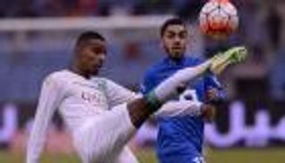 "الصدارة" تشعل أزمة بين الهلال والأهلي على "تويتر"