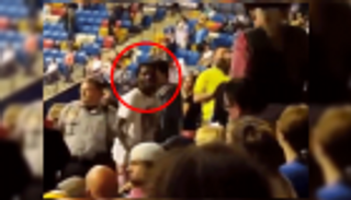 أنصار ترامب يعتدون على شاب أسود في تجمع مؤيد له