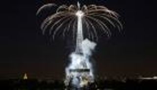 صور .. برج إيفل تقاسم أفراح وأحزان الفرنسيين