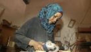 آمال أبو رقيق لـ"العين": الطلاق وابنتي جعلاني أول نجّارة محترفة في فلسطين