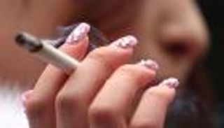 أمراض اللثة تصيب المُدخِنات بسرطان الثدي