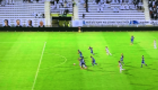 حكم يتراجع عن احتساب بطاقة صفراء أشهرها في الدوري الإماراتي