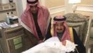 صور الملك سلمان حاملا حفيد ولي عهده تشعل "تويتر"