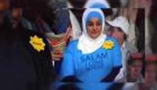 طرد متظاهرة مسلمة من تجمع لـ"ترامب" لارتدائها قميصًا كتب عليه "جئت بسلام"