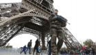 فرنسا تعتزم تمديد حالة الطوارئ المفروضة منذ هجمات باريس