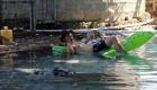 فيديو يحبس الأنفاس .. مغامر يسبح وسط التماسيح