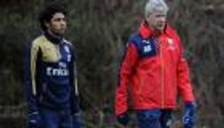 أسطورة أرسنال يهاجم فينجر بسبب صفقة النني