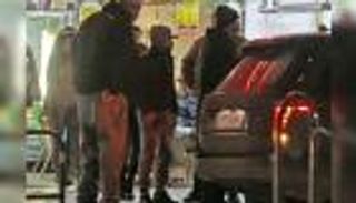 بالصور: أغنى رياضي في العالم يأكل في مطاعم شعبية