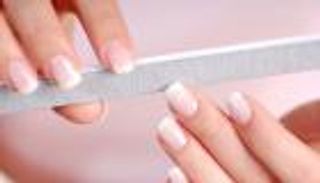 بوصفة بسيطة.. زيت الزيتون لجمال أظافرك