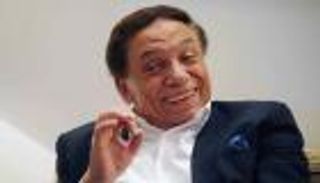 فيديو.. عادل إمام يغازل مذيعة في عزاء