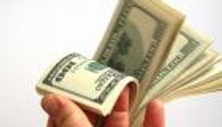 الدولار ينتعش بعد هبوطه لمستويات متدنية