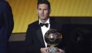 ميسي يتوج بالكرة الذهبية للمرة الخامسة