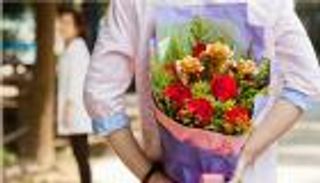 7 وسائل لإحياء الحب وطرد الملل.. فاجِئ زوجتك