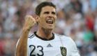 جوميز يعود لقيادة هجوم الماكينات أمام إنجلترا