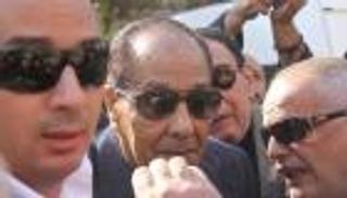بالصور.. طنطاوي وأبوتريكة والخطيب يتقدمون جنازة حمادة إمام
