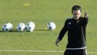 نيفيل لا يشعر بالقلق من مواجهة "فالنسيا" و"ليون"