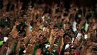 الآباء يثيرون الضحك بين مشجعي كرة القدم في السعودية !