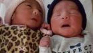 صور .. توأم ولدا في عامين مختلفين