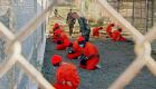 أمريكا تنقل معتقلا يمنيا من جوانتانامو إلى إيطاليا