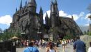 بالفيديو.. نجوم هوليوود يفتتحون