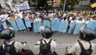 أزمة فنزويلا تتفاقم.. مظاهرات مؤيدة للرئيس في مواجهة معارضين