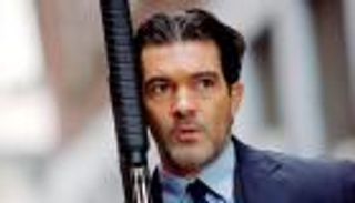 “أنطونيو بانديراس” بشارك بجمع 31 ملبون دولار للجيش الإسرائيلي