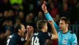 هجوم ناري من لاعبي أتلتيكو على الحكم بعد خسارة برشلونة