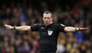 تشجيع ليستر يتسبب في استبعاد حكم مباراة توتنهام وستوك سيتي