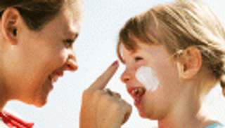 أشعة الشمس.. تعلمي كيف تحمين طفلك من أضرارها