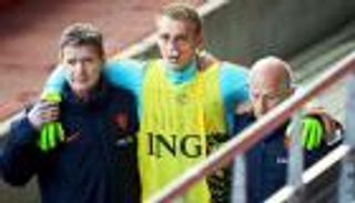 فيديو.. النيران الصديقة تكسر أنف حارس هولندا في التدريبات