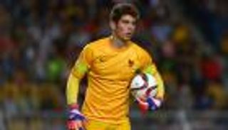 بالفيديو.. نجل زيدان يهرب من الكرة بدلاً من صدها