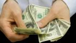  السوق السوداء بمصر تلتهم الدولار.. وخبراء لـ