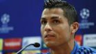 بالفيديو .. رونالدو يغادر مؤتمر مباراة روما غاضبًا